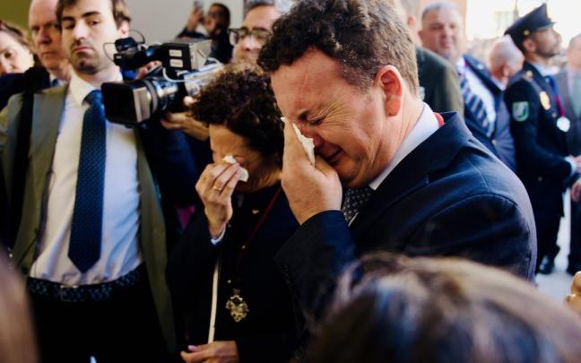 Los padres de Sandra Peña, la menor sevillana que presuntamente se suicidó el pasado mes de octubre tras sufrir acoso escolar, se emocionan en la salida de la hermanda del Cerro del Águila de Sevilla.
