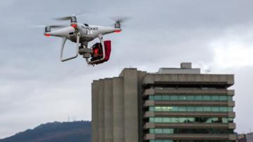 Un dron sobrevuela Pamplona.