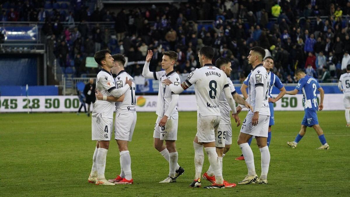 Los jugadores de la Real Sociedad celebran el triunfo obtenido el domingo pasado en Mendizorroza. / PAULINO ORIBE GUTIÉRREZ