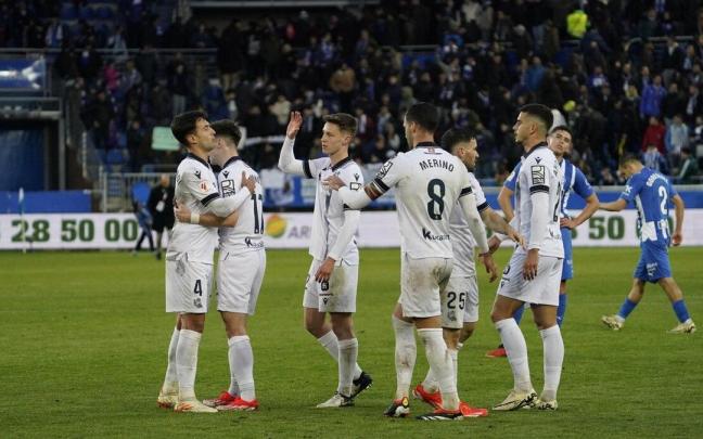 Los jugadores de la Real Sociedad celebran el triunfo obtenido el domingo pasado en Mendizorroza. / PAULINO ORIBE GUTIÉRREZ
