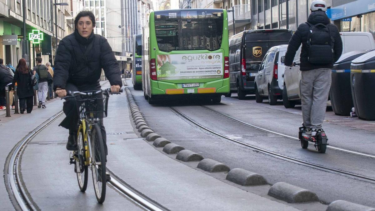 Las bicicletas y los patinetes eléctricos se han hecho habituales en nuestras ciudades.