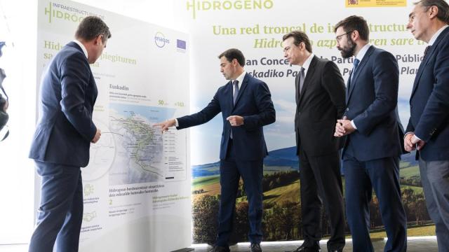 El lehendakari Imanol Pradales, en la presentación de la Red Troncal de Hidrógeno desarrollada por Enagás en el Puerto de Bilbao, en noviembre de 2025.