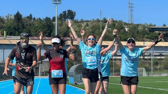Ana Isabel Peralta (derecha) entra a meta acompañada de gente que se sumó al reto solidario
