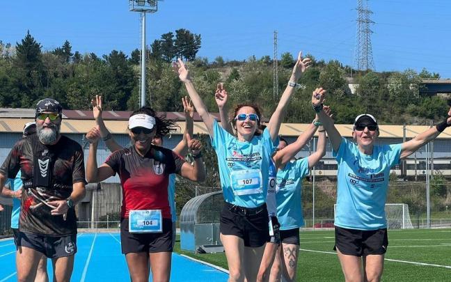 Ana Isabel Peralta (derecha) entra a meta acompañada de gente que se sumó al reto solidario