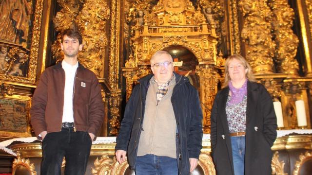 El restaurador oñatiarra Xabier Mendizabal, el párroco Horacio Argarate, y la historiadora Ararantza Otaduy junto al retablo mayor.
