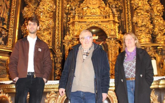 El restaurador oñatiarra Xabier Mendizabal, el párroco Horacio Argarate, y la historiadora Ararantza Otaduy junto al retablo mayor.