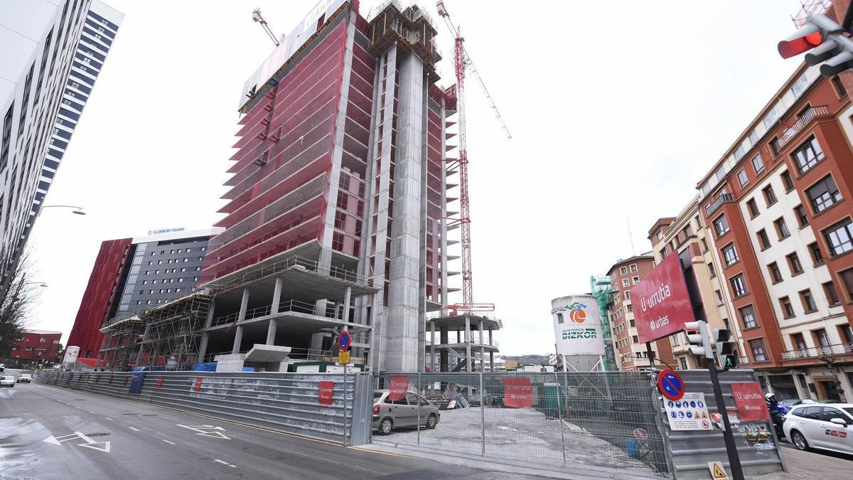 La torre parada con el cartel de Urrutia y Urbas en lo alto de la construcción y abajo.