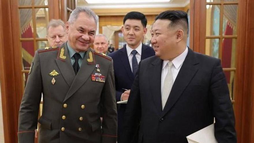 El líder norcoreano, Kim Jong-un, recibe al ministro de Defensa ruso, Serguéi Shoigú, invitado de honor en el aniversario del final de la Guerra de Corea.