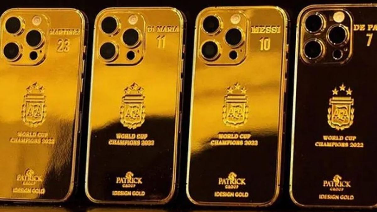 Los iPhones bañados en oro que recibió la selección argentina tras ganar el Mundial de 2022.