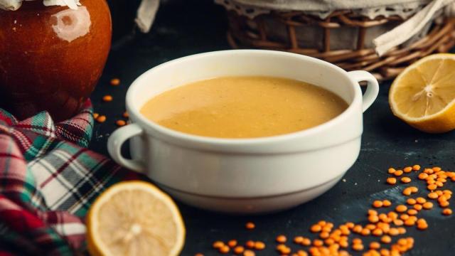 El caldo de huesos es un plato saciante y sano para la microbiota.