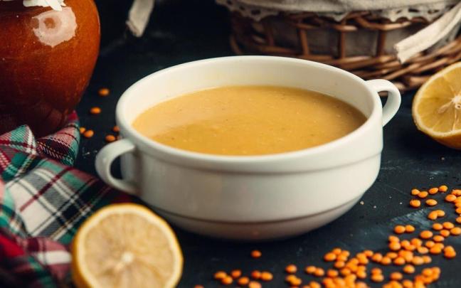 El caldo de huesos es un plato saciante y sano para la microbiota.