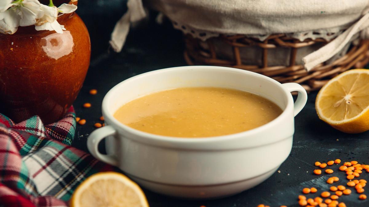 El caldo de huesos es un plato saciante y sano para la microbiota.