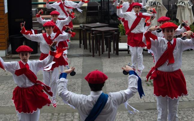 Dantzaris de Oñatz con el característico faldellín de las Korpus dantzak.