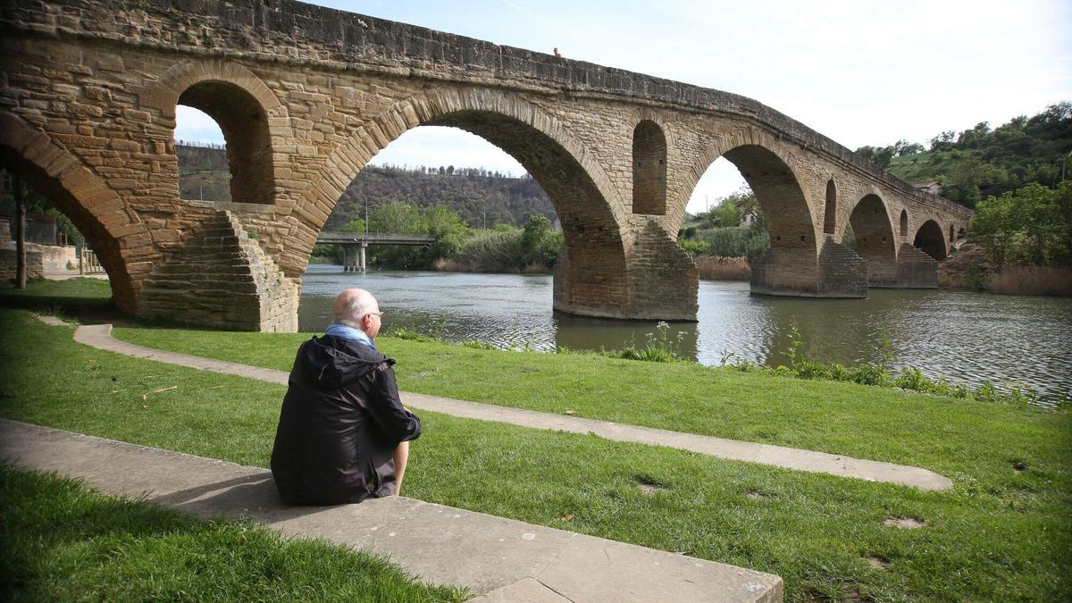 El puente románico de Puente la Reina desprende elegancia y sobriedad sobre el río Arga.