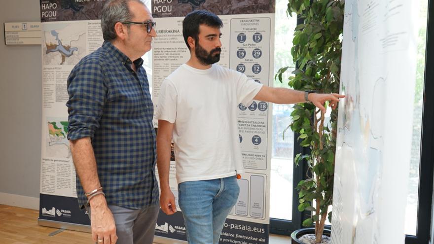 Alberro y Pazos, visitando la exposición de Trintxerpe