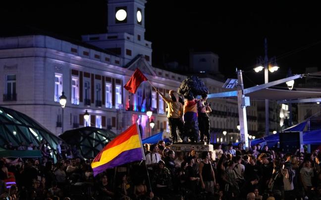 En imágenes: La acampada de Sol vive su quinta noche en auge y apunta hacia una huelga general