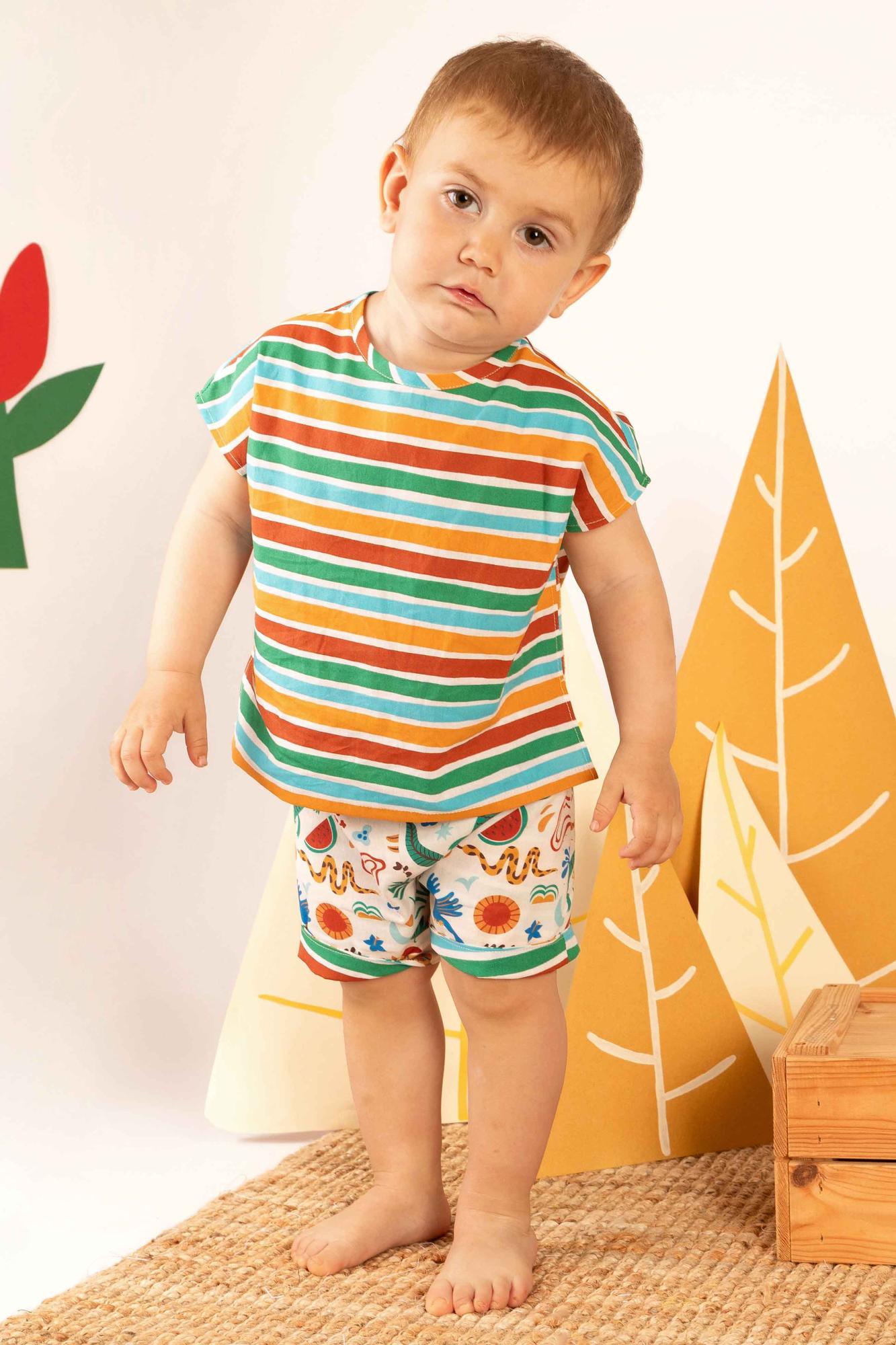 Elegir ropa holgada y transpirable mejora la comodidad de los niños los días de más calor.