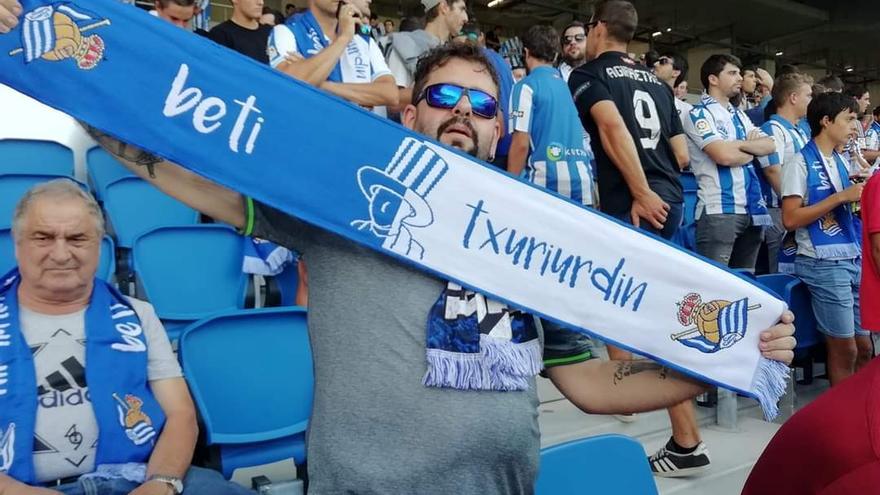 Ion Aranburu posa con una bufanda de la Real en la grada de Anoeta. / N. G.