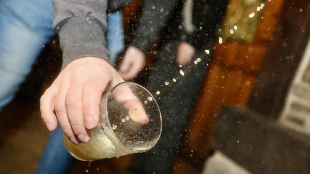 Imagen de archivo de una persona en una sidrería