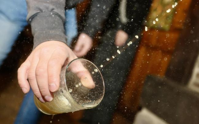 Imagen de archivo de una persona en una sidrería