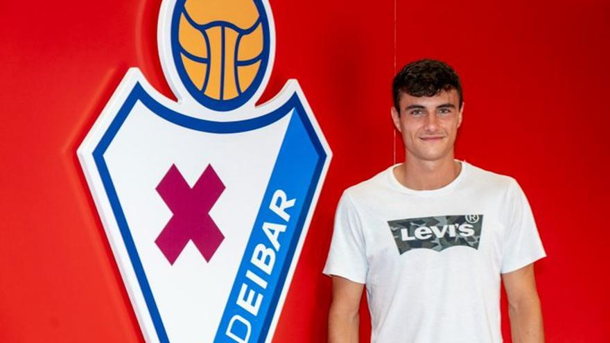 Ander Madariaga el día de su renovación. SD EIBAR