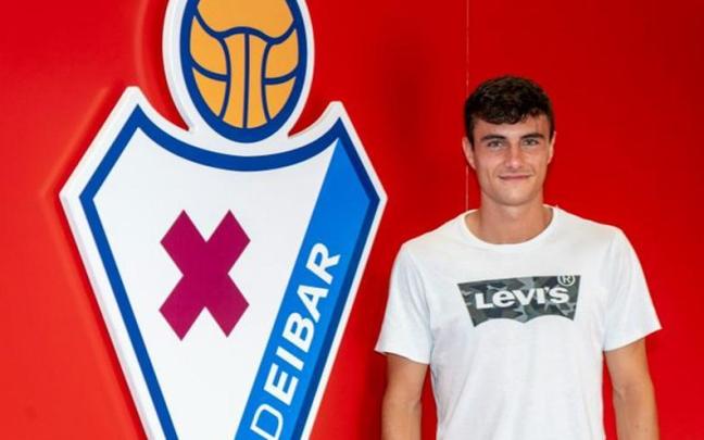 Ander Madariaga el día de su renovación. SD EIBAR