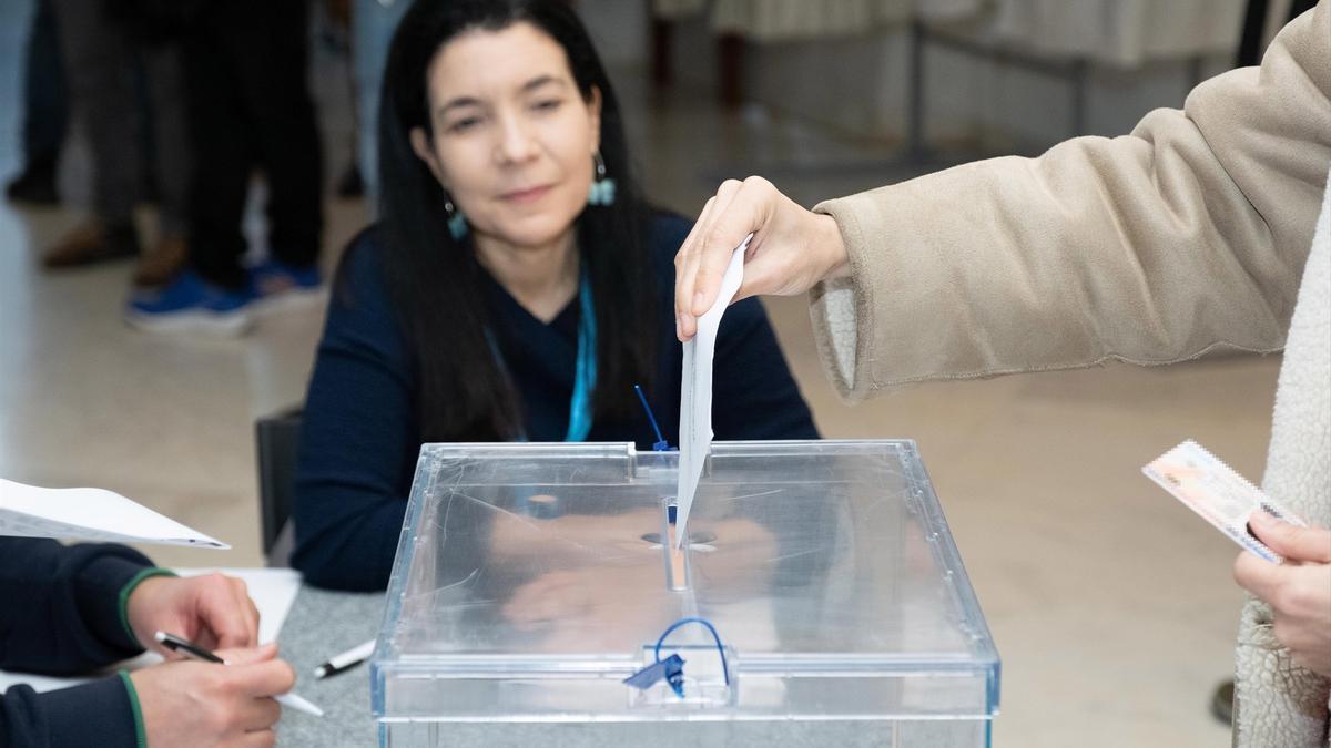 Una persona vota en los comicios gallegos del 18-F.