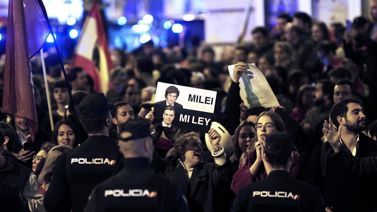 Manifestantes ante la sede socialista en la calle Ferraz de Madrid