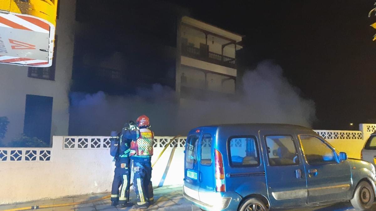 Incendio en la vivienda de un edificio en Los Realejos, en Tenerife.