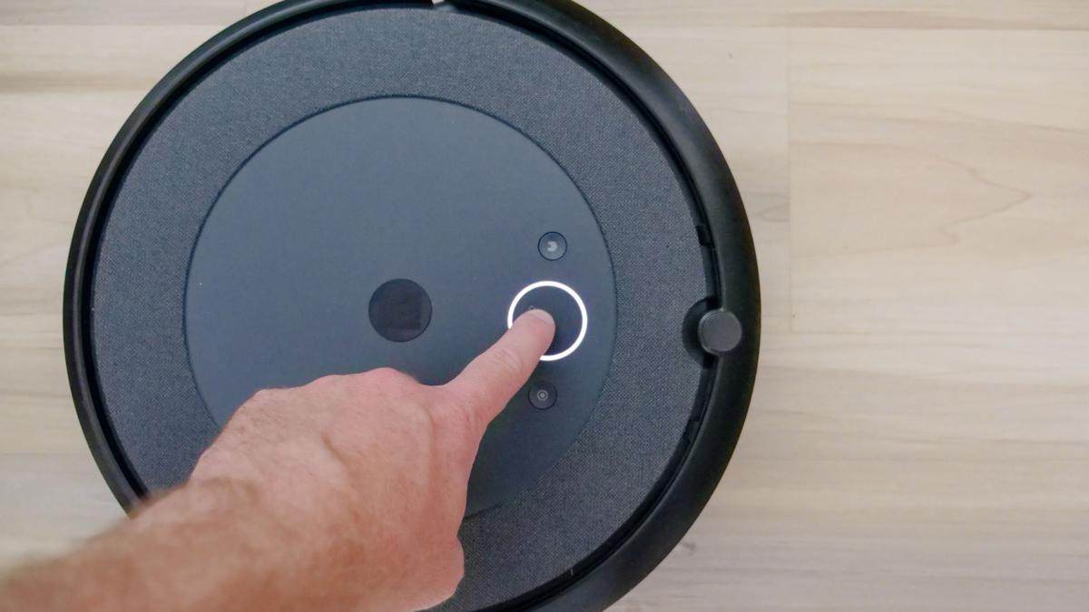 El marido no tuvo mejor idea que utilizar la aspiradora robot que limpiaba el hogar familiar para grabar en secreto la infidelidad de su mujer.