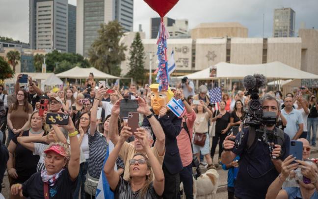 Celebración del alto el fuego en Tel Aviv.