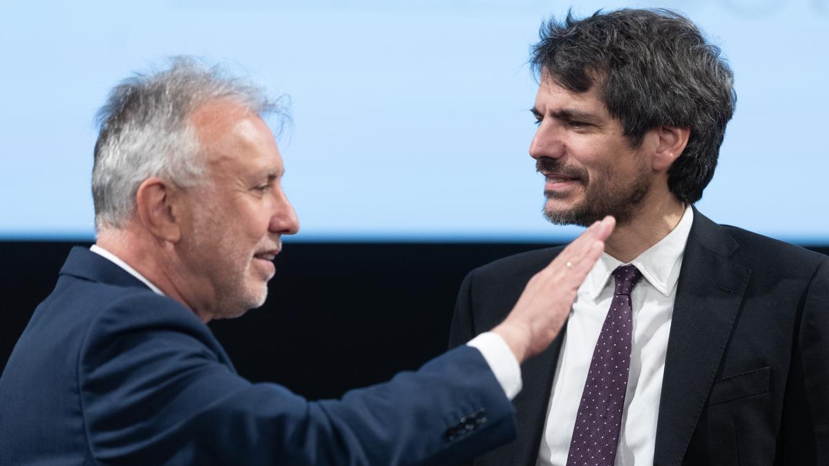 El ministro de Cultura, Ernest Urtasun, y el ministro de Política Territorial y Memoria Democrática, Ángel Víctor Torres