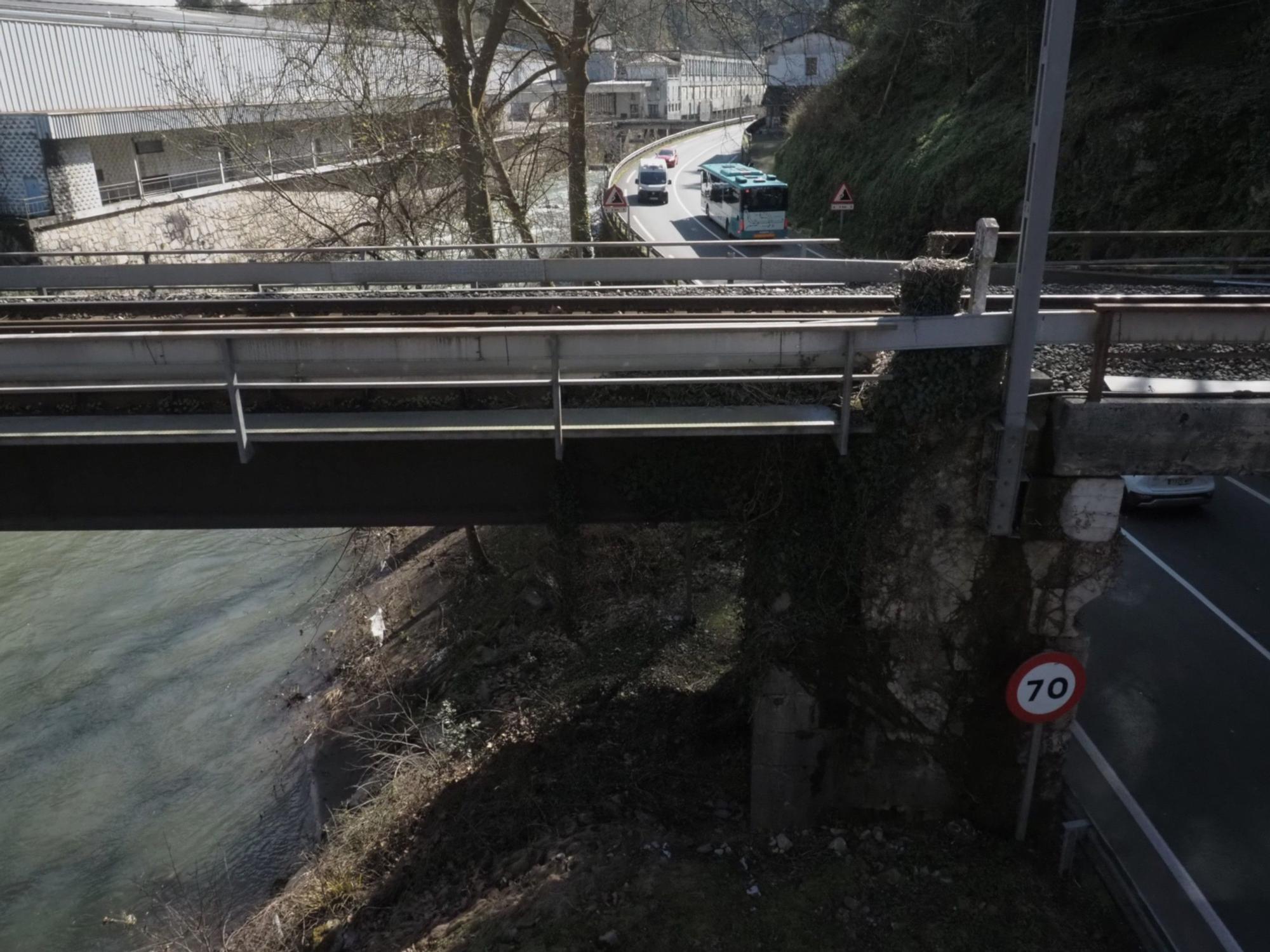 El voladizo sobre el río Deba arrancará bajo las lineas del ferrocarril en Maltzaga y se prolongará 350 metros hasta el puente de Gabilondo, donde cruzará a la otra orilla.