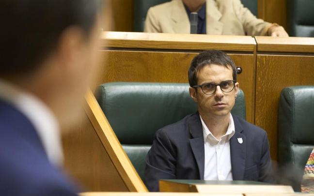 El líder de EH Bildu en el Parlamento Vasco, Pello Otxandiano, durante un pleno en el Parlamento Vasco