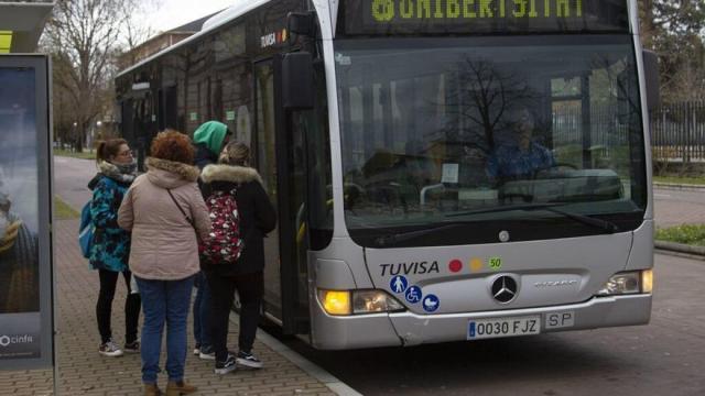 Vehículo de Tuvisa con viajeros accediendo a su interior