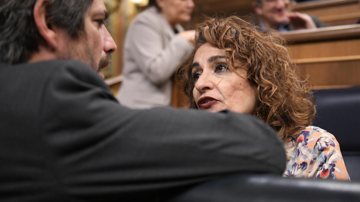 Ernest Urtasun conversa con la vicepresidenta y primera ministra de Hacienda, María Jesús Montero