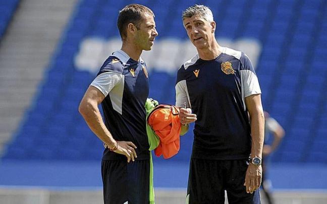 Imanol Alguacil conversa con su ayudante Mikel Labaka, durante el entrenamiento que llevó a cabo la primera plantilla txuri-urdin este pasado lunes en el estadio de Anoeta. / PEDRO MARTÍNEZ