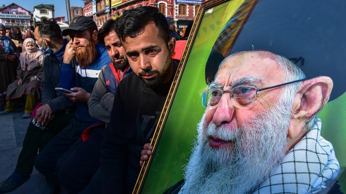 Protestantes iraníes muestran un retrato del fallecido líder supremo Jameneí.