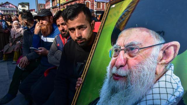 Protestantes iraníes muestran un retrato del fallecido líder supremo Jameneí.