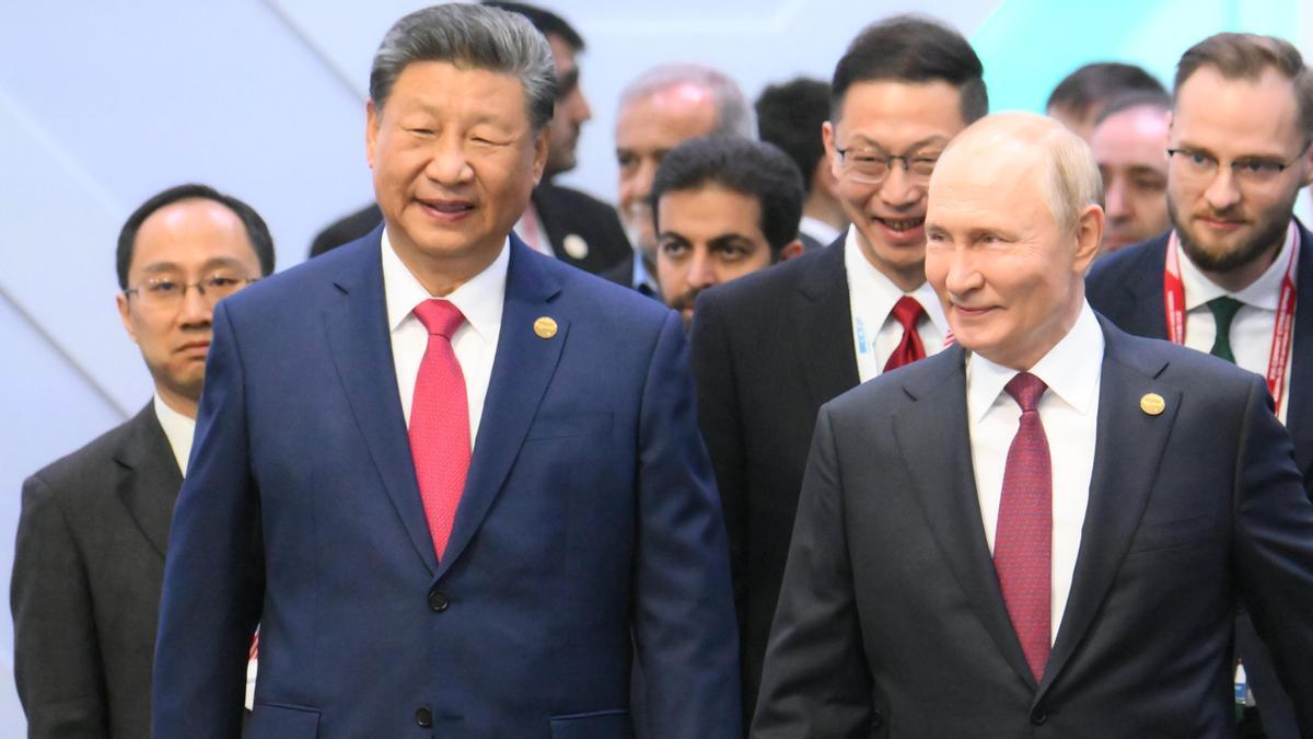 Putin junto al presidente de China, Xi Jinping, en la cumbre de los BRICS.