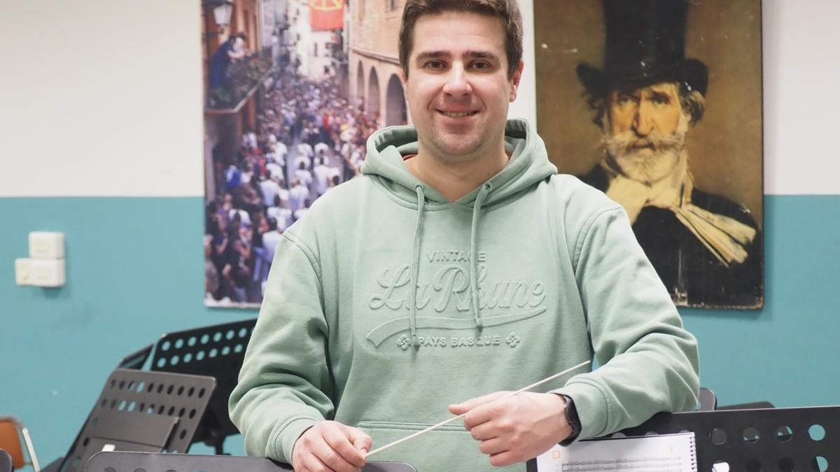Beñat Etxabe, en el local de ensayo de la Banda de Música de Zestoa, afronta ilusionado su andadura como director.