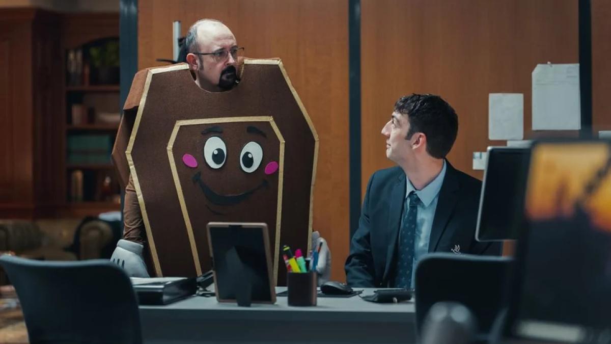 Carlos Areces junto a Roque Ruiz en una imagen de la última temporada de ‘Muertos S.L.’
