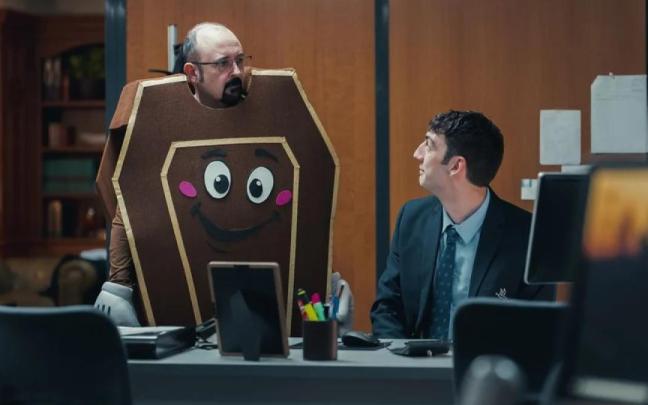 Carlos Areces junto a Roque Ruiz en una imagen de la última temporada de ‘Muertos S.L.’