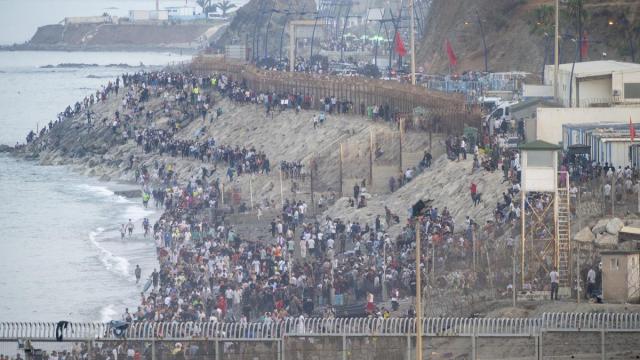Personas migrantes ingresan en Ceuta