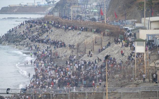 Personas migrantes ingresan en Ceuta