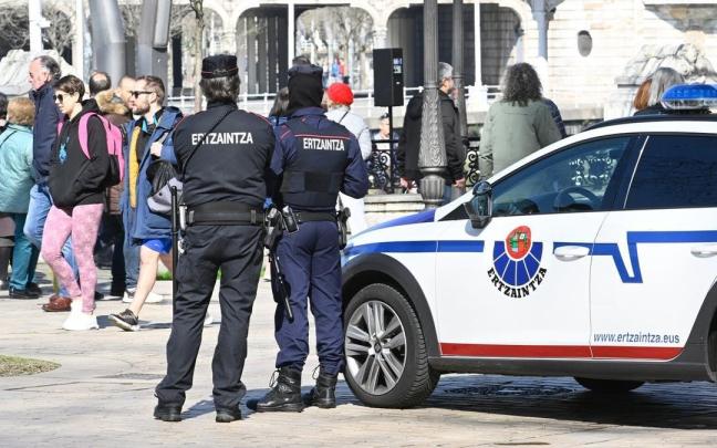 Los ciudadanos valoran positivamente la presencia de agentes en la calle. Los ciudadanos valoran positivamente la presencia de agentes en la calle.