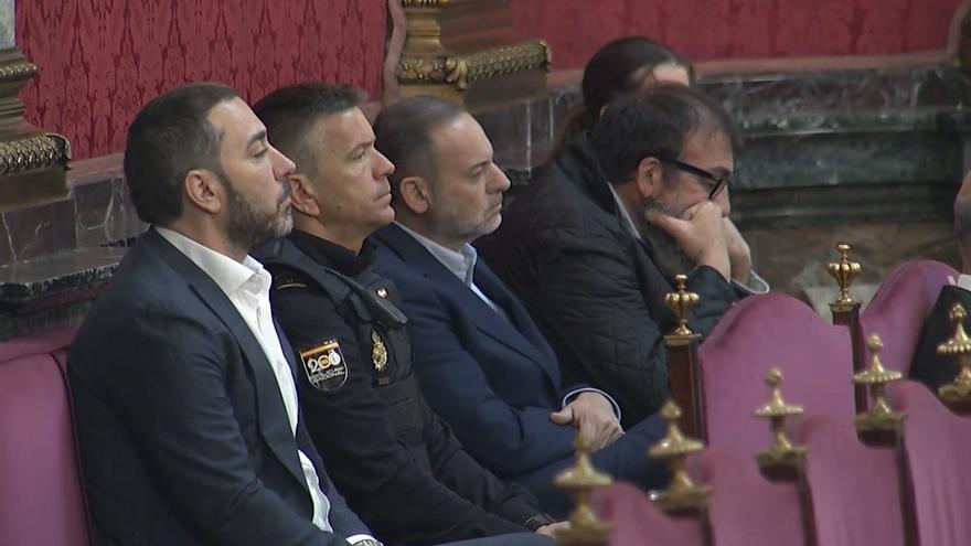 Víctor de Aldama, en primer plano, y más al fondo José Luis Ábalos y Koldo García, ayer en el Tribunal Supremo