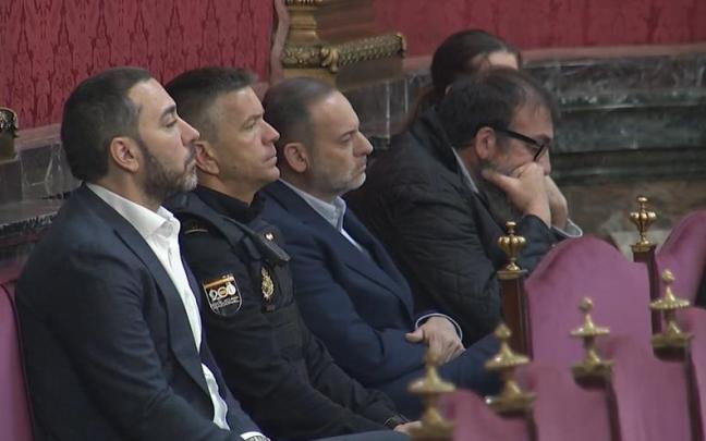 Víctor de Aldama, en primer plano, y más al fondo José Luis Ábalos y Koldo García, ayer en el Tribunal Supremo