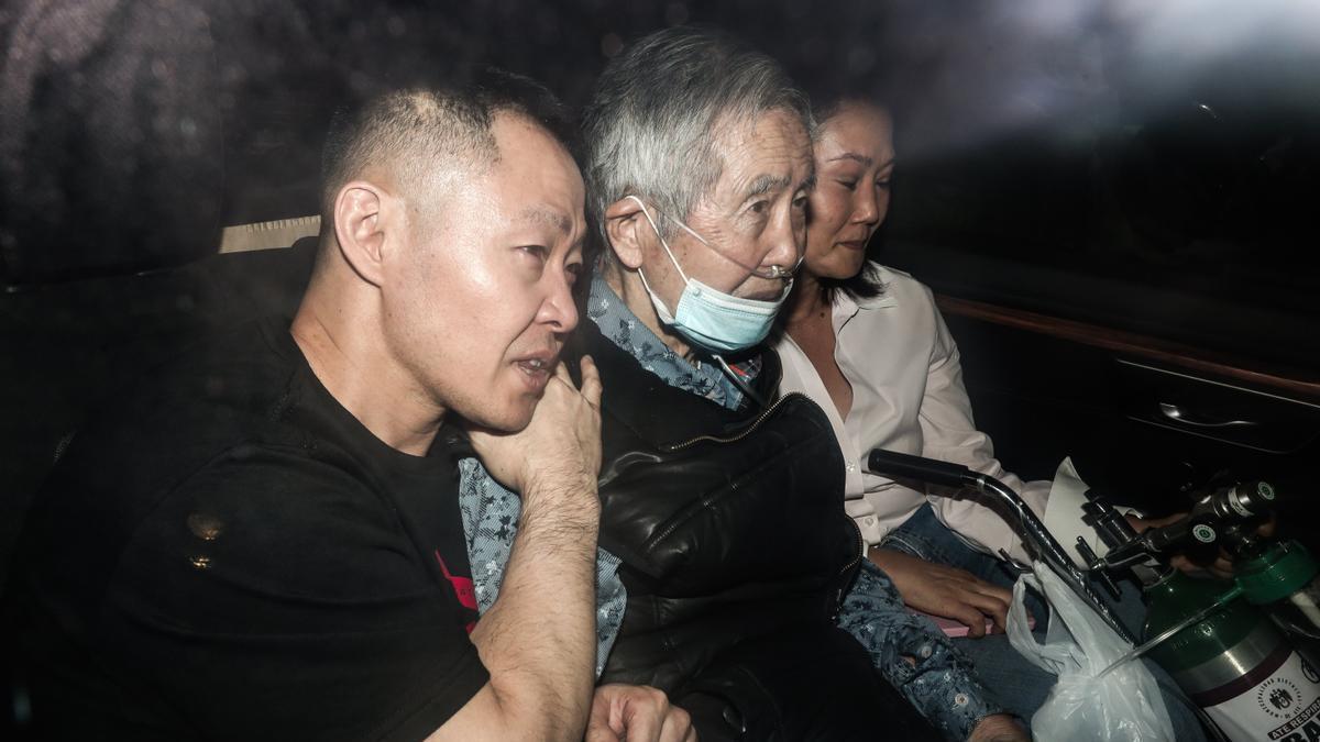 Alberto Fujimori sale de la prisión acompañado de sus hijos.