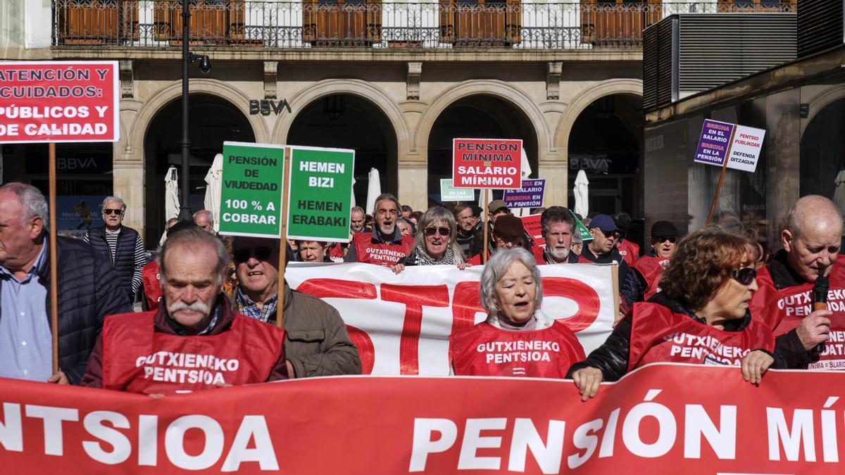Movimiento de Pensionistas de Navarra reclamando la revalorización automática de las pensiones conforme al IPC.